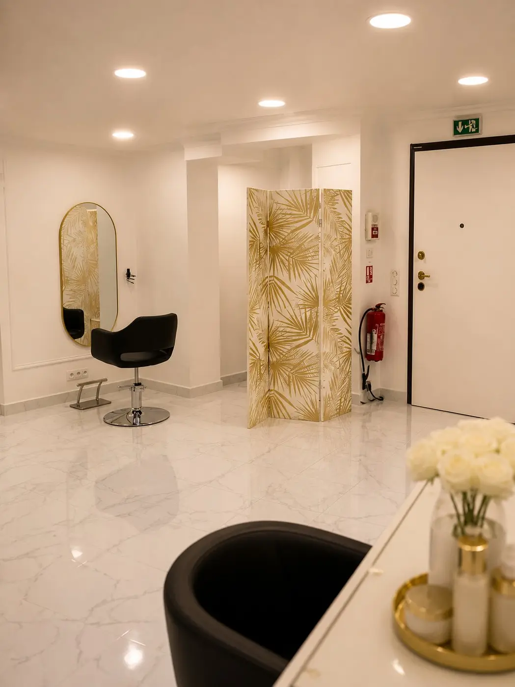 Paravent doré et siège Maison Montesson — décoration luxe salon coiffure Bezons